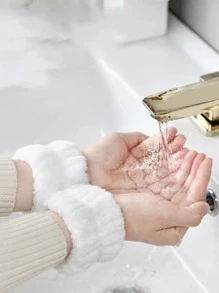 1pair Solid Fuzzy Wristband, Coral Fleece Multifunction Anti-Sweat Moisture-proof Reusable Towel Wristbands For Washing Face - White - View 5