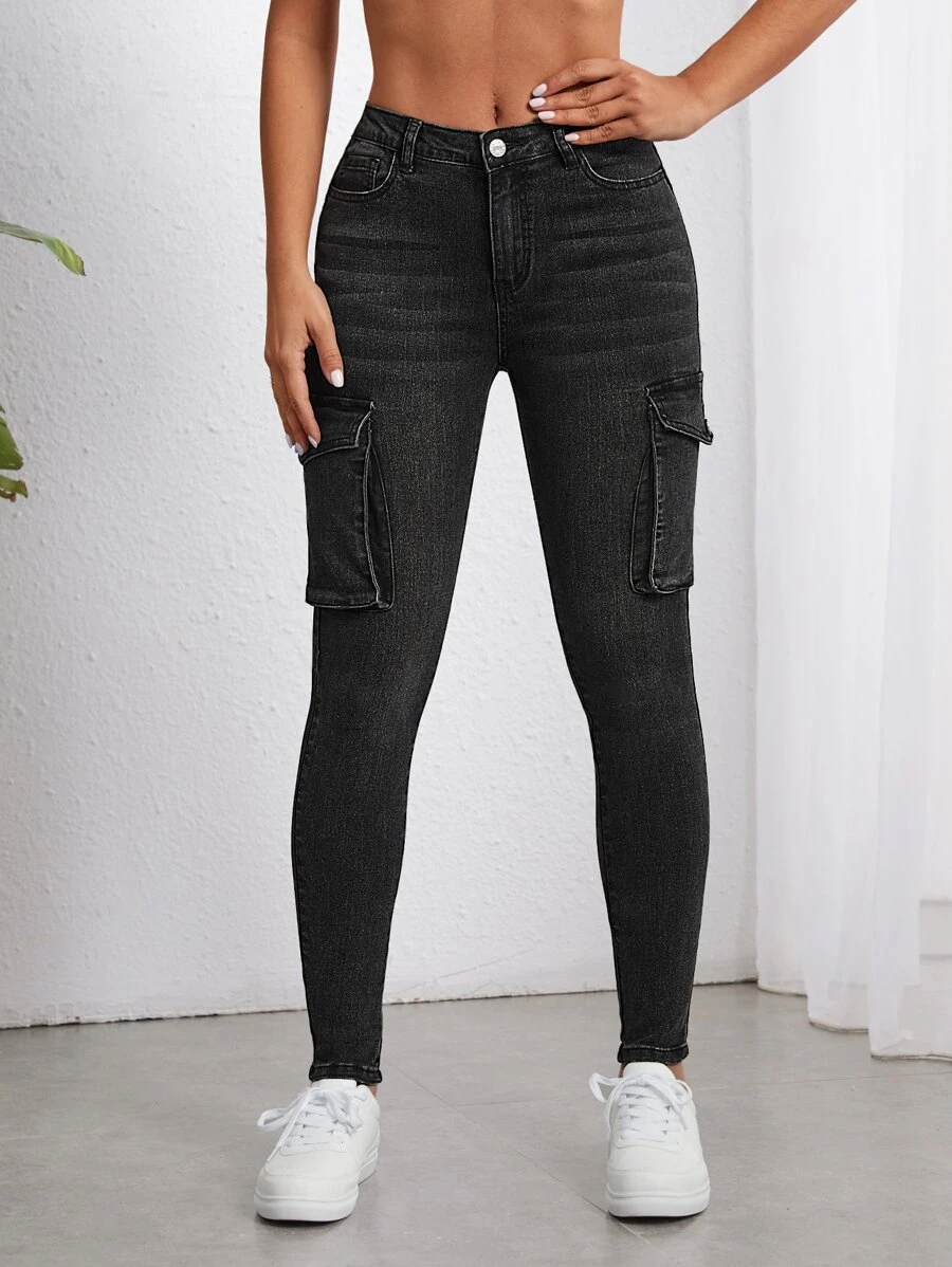 Jeans ajustados con bolsillo lateral con solapa - Negro - Ver 1