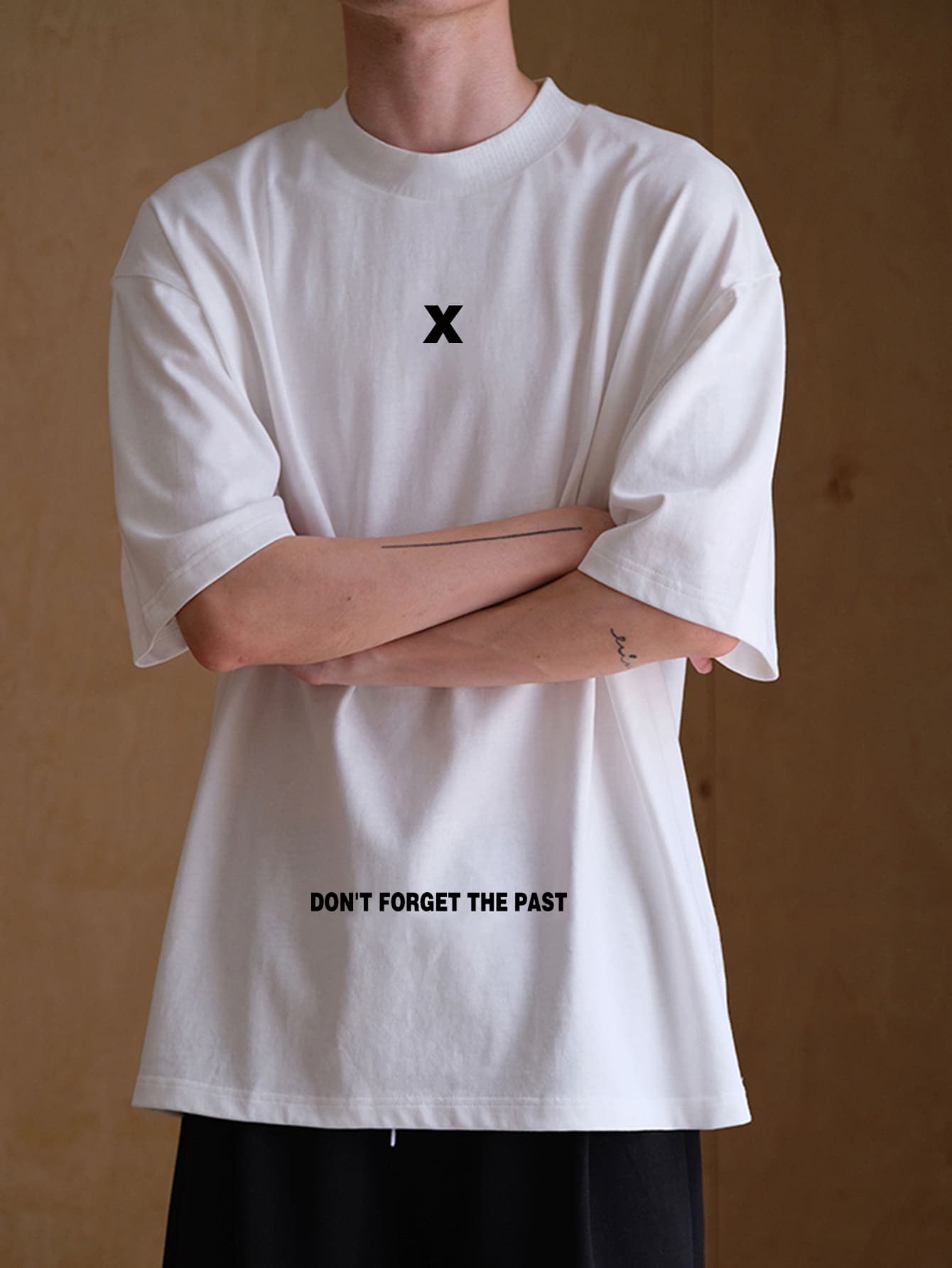 Manfinity Hypemode 男士鬆身假領t恤,印有口號圖形印花 - 白色 - 查看 1