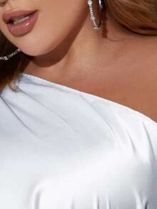 Glamaker Plus rochie din satin cu tiv cu un umăr