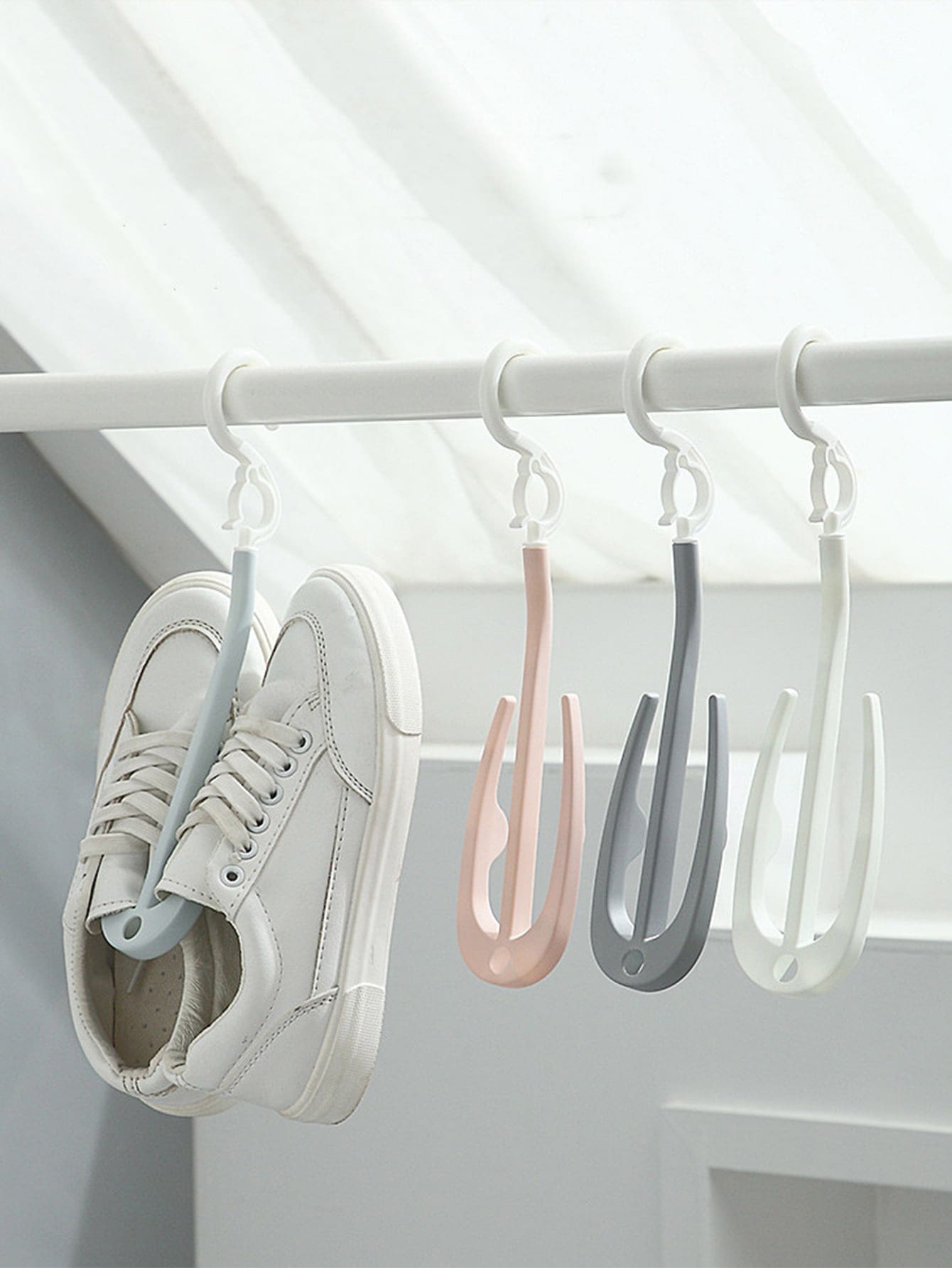 1pc Random Color Shoes Hanger, Modern Easy Turn 360 Double Hook Design Multifunctional Shoes Hanger - Multicolor - View 1