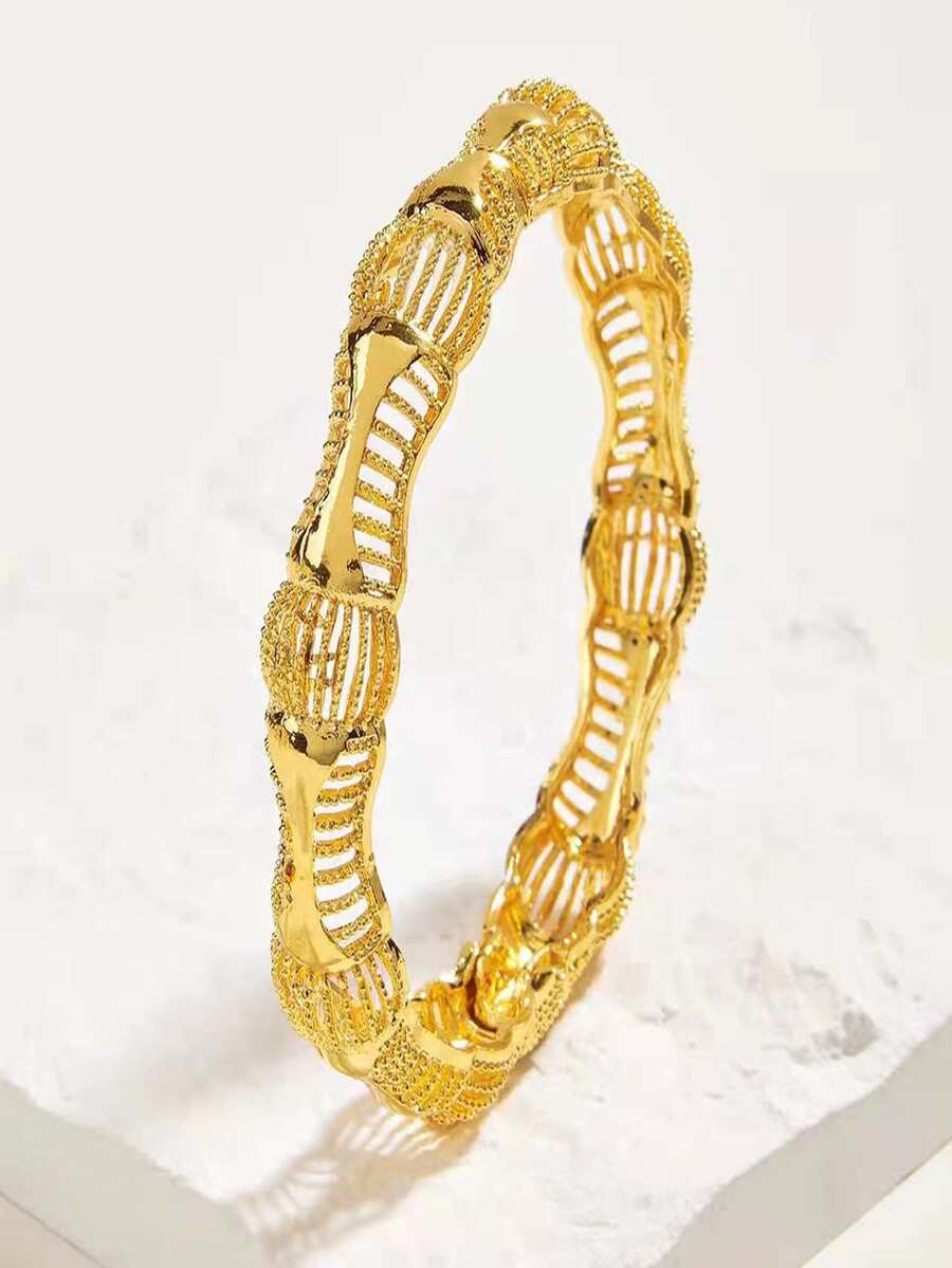 Pulsera elegante y de estilo de lujo en color dorado con diseños ahuecados, Accesorio de mano - Amarillo Oro - Ver 1