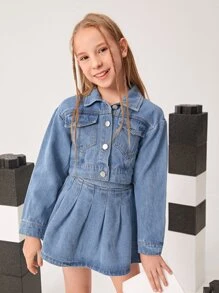 女孩翻蓋口袋牛仔夾克和百褶牛仔半身裙