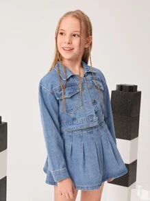 女孩翻蓋口袋牛仔夾克和百褶牛仔半身裙