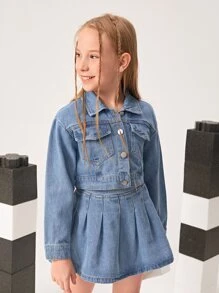 女孩翻蓋口袋牛仔夾克和百褶牛仔半身裙