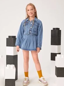 女孩翻蓋口袋牛仔夾克和百褶牛仔半身裙