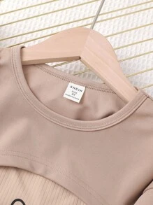 SHEIN Explorewe 適合十幾歲女孩的高低超短版套裝,包含連帽衫、心形背心和裙子 - 卡其色 - 查看 4
