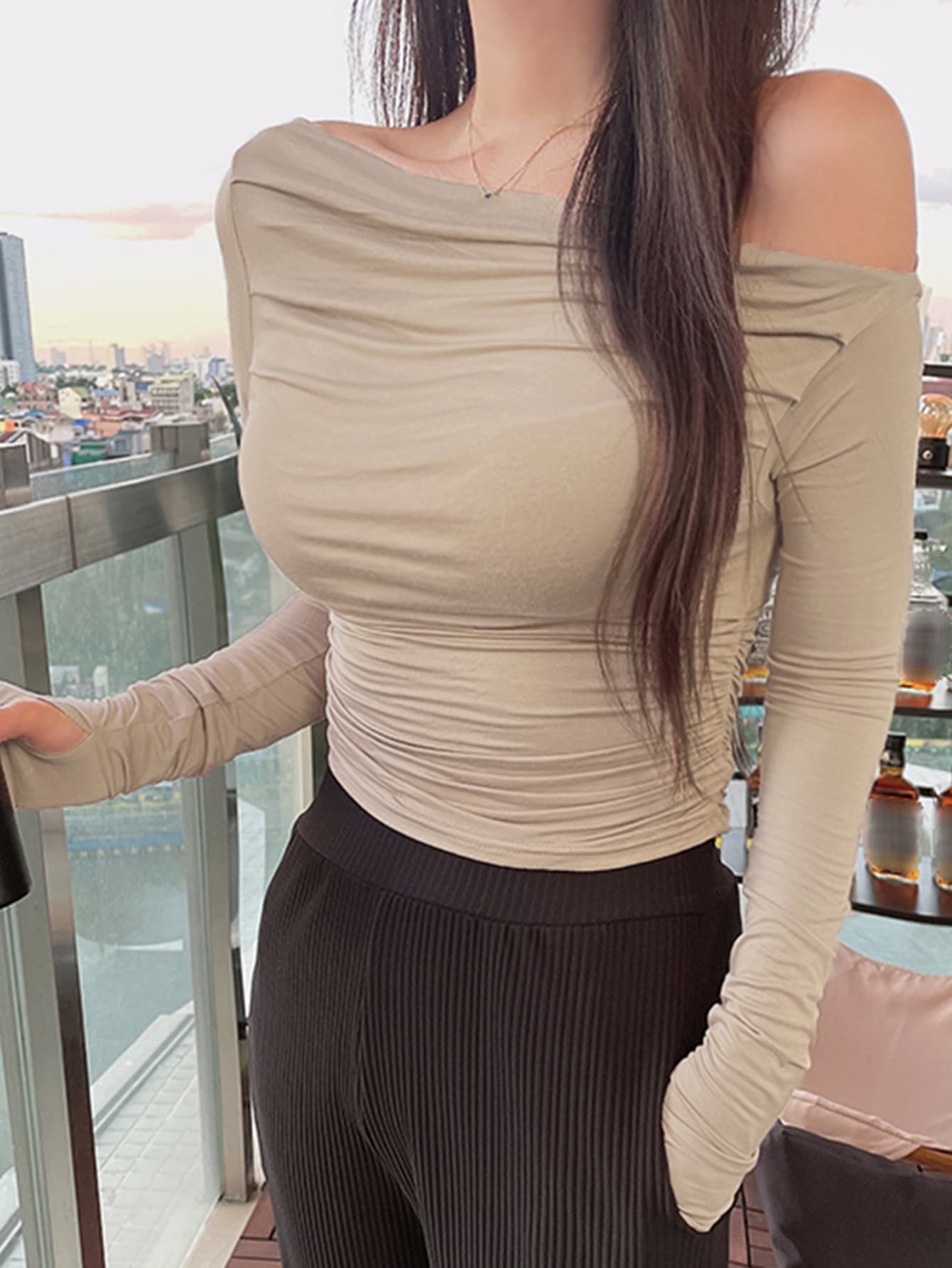 DAZY Cổ không đối xứng Xù Lỗ ngón tay cái Áo thun - Màu Khaki - Xem 1