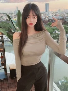 DAZY Cổ không đối xứng Xù Lỗ ngón tay cái Áo thun - Màu Khaki - Xem 4