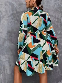 SHEIN LUNE Vestido con estampado geométrico de cuello con cordón de manga farol bajo con fruncido - Multicolor - Ver 2