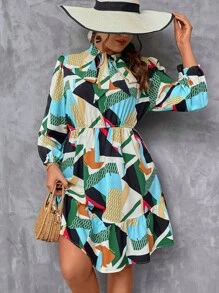 SHEIN LUNE Vestido con estampado geométrico de cuello con cordón de manga farol bajo con fruncido - Multicolor - Ver 6