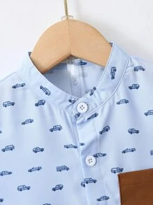 小男童滿版汽車印花補丁貼口袋襯衫和短褲