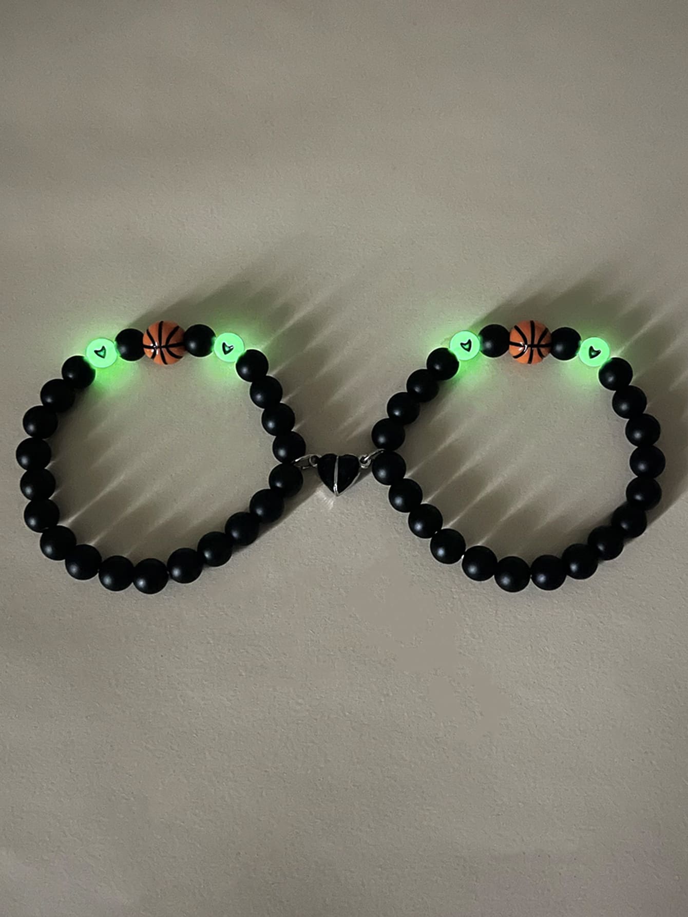 2 piezas Pulseras con dijes de baloncesto y corazón luminoso para parejas - Multicolor - Ver 1