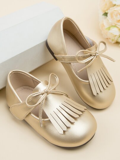 女孩蝴蝶結和流蘇裝飾瑪麗珍平底鞋