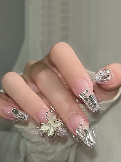 蝶々とラインストーンの装飾入り棺形フェイクネイル パーティーとデイリーウェアに最適 ゼリーグルー 1個とネイルファイル 1個のセット付き 指先の魅力をお見せします。