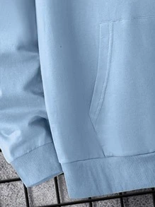 Manfinity Hombres Capucha con estampado de letra con bolsillo de canguro con cordón - Neblina azul - Ver 3