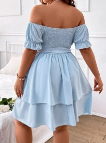 SHEIN Holidaya Vestido estilo campesina con hombros descubiertos, costura fruncida en el busto, dobladillo de volantes y cinturón, en talla grande - Celeste - Ver 2