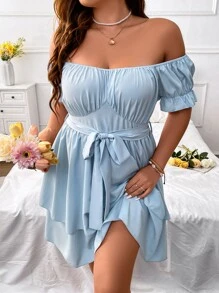 SHEIN Holidaya Vestido estilo campesina con hombros descubiertos, costura fruncida en el busto, dobladillo de volantes y cinturón, en talla grande - Celeste - Ver 3
