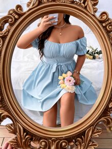 SHEIN Holidaya Vestido estilo campesina con hombros descubiertos, costura fruncida en el busto, dobladillo de volantes y cinturón, en talla grande - Celeste - Ver 4