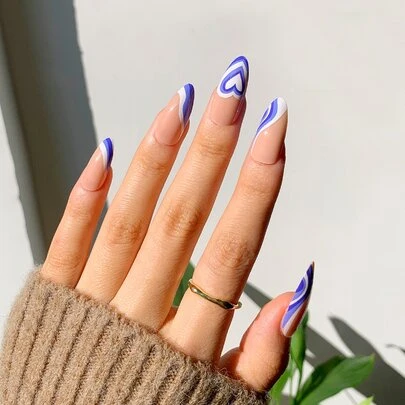 用24片长杏仁形蓝色波浪心形法式假指甲、1个指甲锉和1张指甲胶带升级你的造型