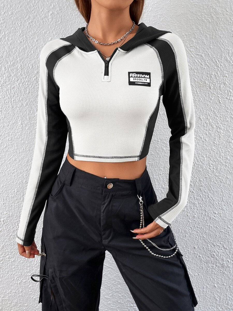 SHEIN EZwear 撞色字母頂針貼布細節插肩袖短款連帽衫