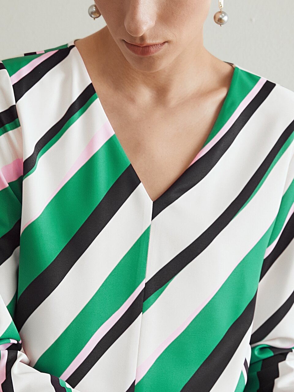 MOTF STRIPED V-NECK BLOUSE