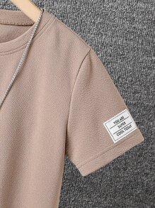 SHEIN 男孩字母補丁細節T恤無項鏈 - 卡其色 - 查看 4