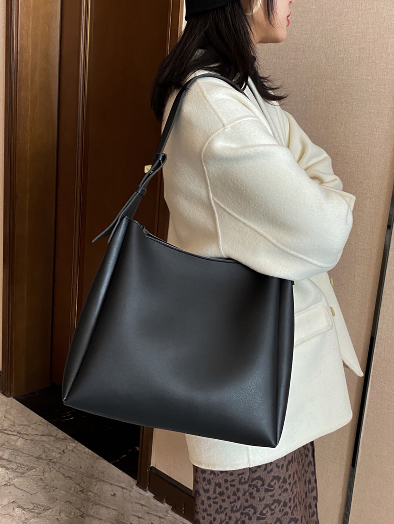 Minimalist Square Bag With Inner Pouch For Teen Girls Women College Students , Rookies & White-collar Workers Perfect for Office , Work , Business , Commute Best Work Bag for Women - Hitam - View 1