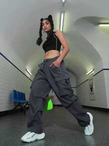 Y2K街头风抽绳腰带弹力透气孔纯色工装裤，带翻盖口袋，直筒降落伞裤型，休闲百搭，适合日常、办公、上学、秋季穿着。 - 灰色 - 查看 3