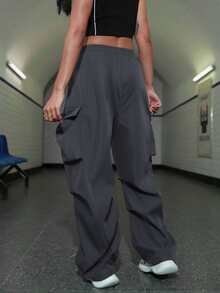 Y2K街头风抽绳腰带弹力透气孔纯色工装裤，带翻盖口袋，直筒降落伞裤型，休闲百搭，适合日常、办公、上学、秋季穿着。 - 灰色 - 查看 2