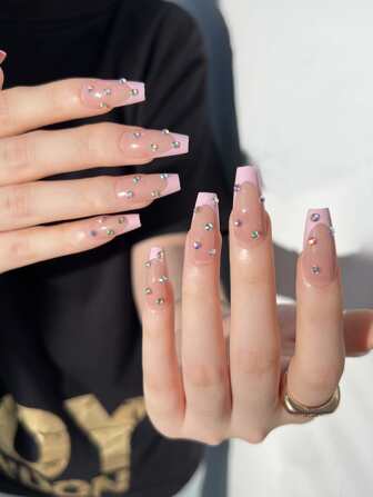 使用24入組長棺材粉色法式水鑽假指甲和1入組指甲銼和1張膠帶打造迷人魅力