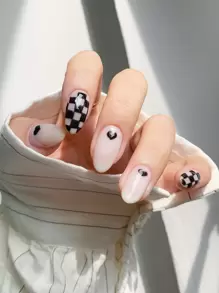 轉換你指甲片帶24入組長款橢圓形白色果凍心棋盤格假指甲和1入組指甲銼和1張膠帶 - 黑與白 - 查看 1