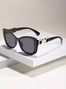 一副时尚亚克力猫眼眼镜，饰有仿珍珠，适合女士沙滩装、太阳镜等基础款，秋冬季女装，商务休闲，夏季沙滩度假、户外活动、旅行的理想之选。