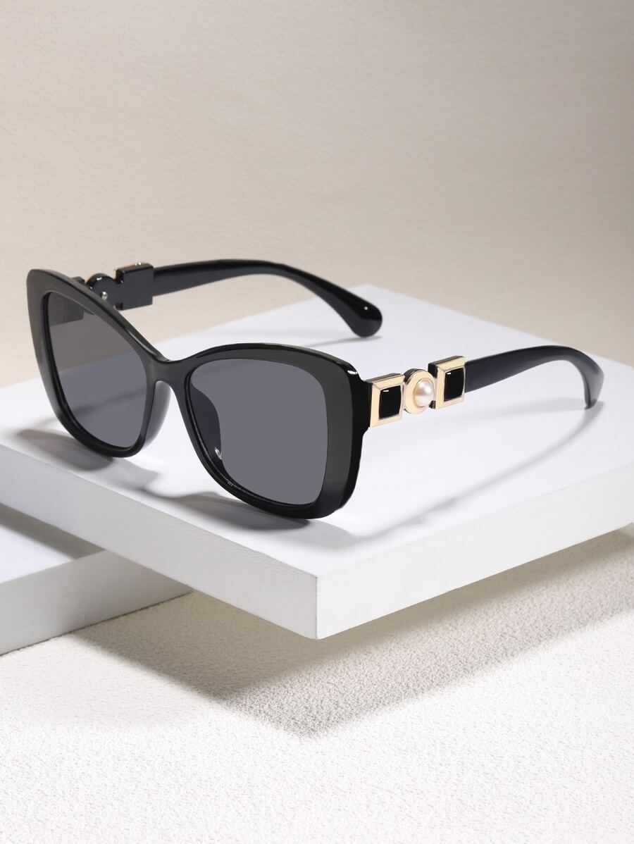 一副时尚亚克力猫眼眼镜，饰有仿珍珠，适合女士沙滩装、太阳镜等基础款，秋冬季女装，商务休闲，夏季沙滩度假、户外活动、旅行的理想之选。