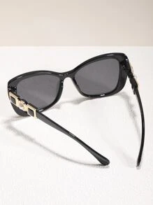 一副时尚亚克力猫眼眼镜，饰有仿珍珠，适合女士沙滩装、太阳镜等基础款，秋冬季女装，商务休闲，夏季沙滩度假、户外活动、旅行的理想之选。