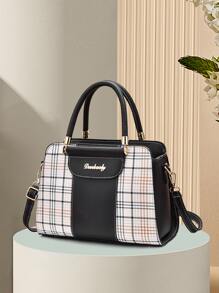 Bolsa cuadrada con patrón de cuadros con diseño de letra