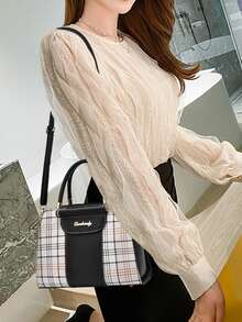 Bolsa cuadrada con patrón de cuadros con diseño de letra