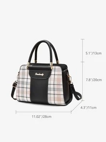 Bolsa cuadrada con patrón de cuadros con diseño de letra