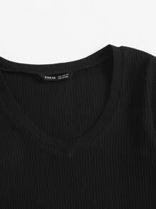 RueChic Camiseta corta unicolor de cuello V tejido de canalé - Negro - Ver 3