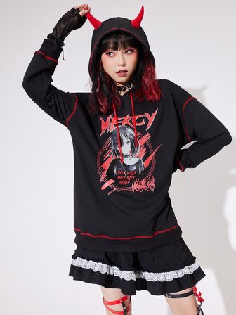 Capucha con estampado de letra y figura de hombros caídos con cordón