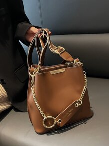 Bolso cubo con estampado de letra con diseño de cadena - Marrón - Ver 1