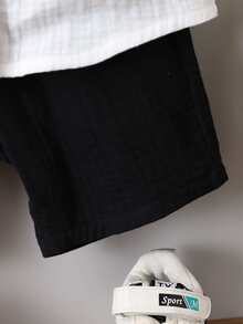 小男童補丁貼口袋襯衫和短褲