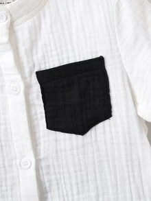 小男童補丁貼口袋襯衫和短褲