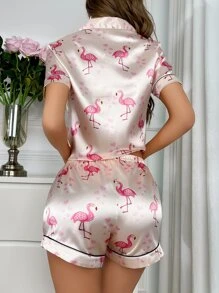 Conjunto de pijama de satén con estampado de flamenco y corazón y ribete en contraste