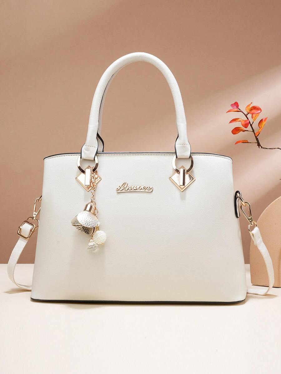 字母细节顶部提手包，配有包饰，适合送给妈妈、女性、新手和白领人士的母亲节礼物