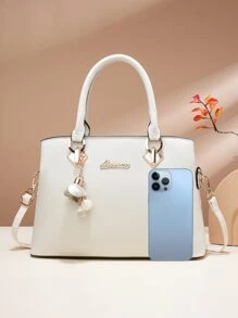 字母细节顶部提手包，配有包饰，适合送给妈妈、女性、新手和白领人士的母亲节礼物