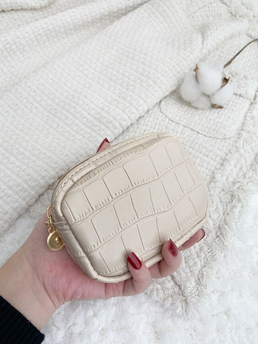 Bolso De Bandolera De Piel Pequeño De Colores Y Con Solapa Imitando La Piel De Leopardo. Con Tres Compartimentos Interiores
