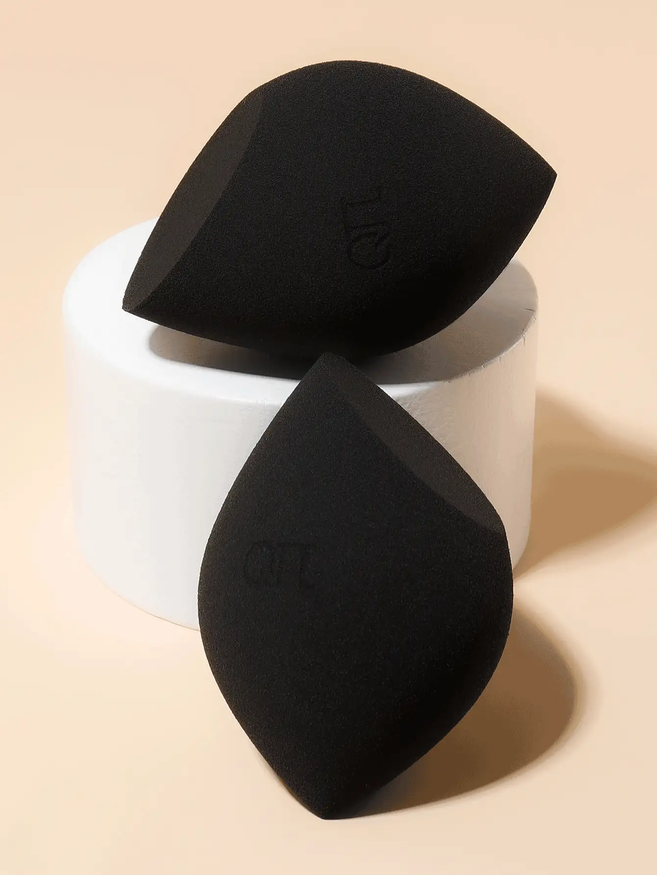 2 szt. gąbek do makijażu w formie stałej, jajka do makijażu na sucho i mokro, 2 miękkie gąbki do makijażu, do codziennego makijażu, do nakładania i rozświetlania, do makijażu, tanie, do wystroju pokoju, toaletki, podróży, sypialni, akcesoriów do makijażu, puszek, blender do makijażu, puszek do pudru, gąbka do makijażu, tanie, drobne upominki do pończoch, do makijażu, narzędzia do makijażu, tanie rzeczy, prezenty, prezenty dla kobiet, prezenty świąteczne, upominki, podróże, tanie rzeczy, niezbędne w podróży - Czarne - Zobacz 3