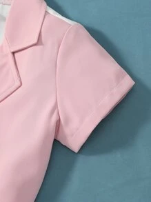 小女童雙色西裝領襯衫和短褲和吊帶上衣