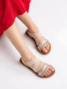 女孩編織細節露跟涼鞋